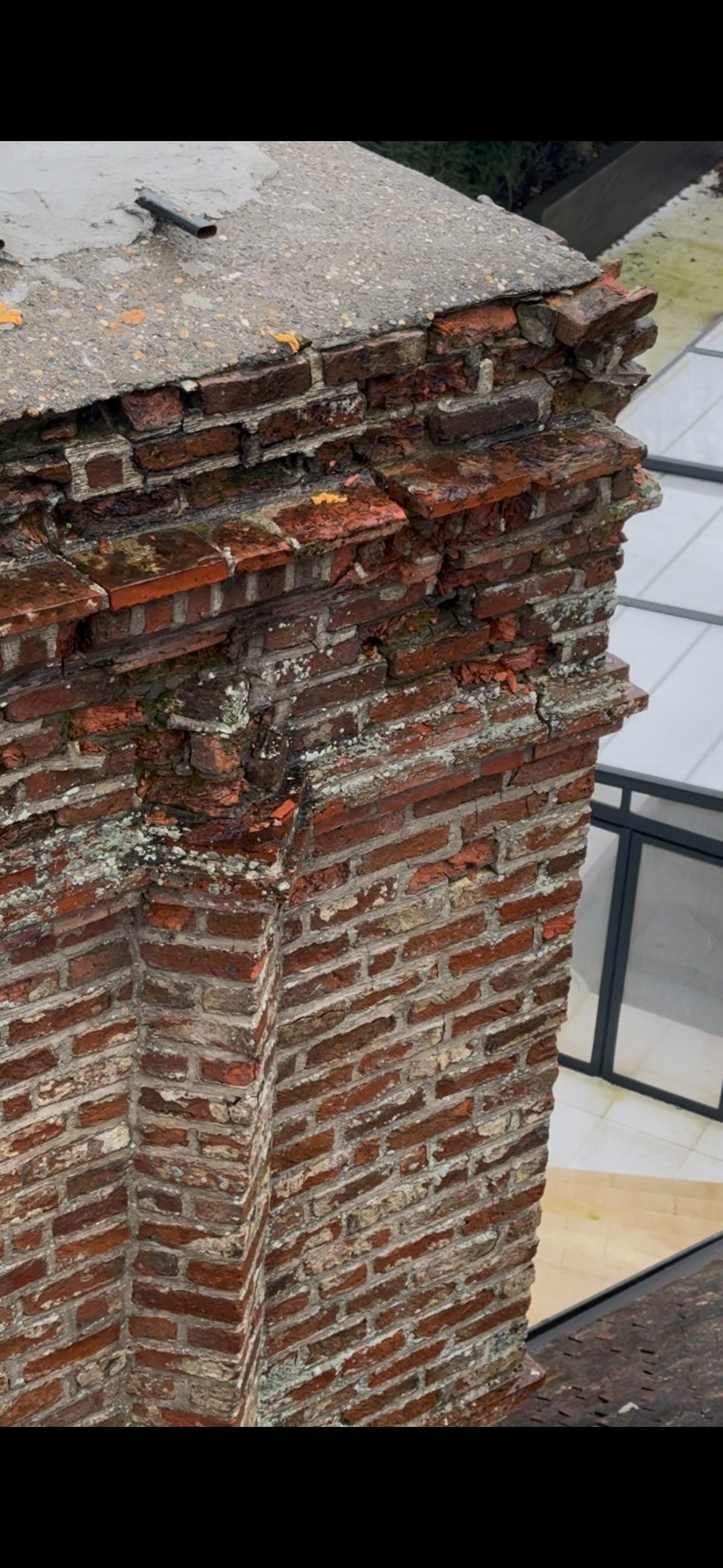 Souche de cheminée et solin, chantier mené par Les Couvreurs Belges
