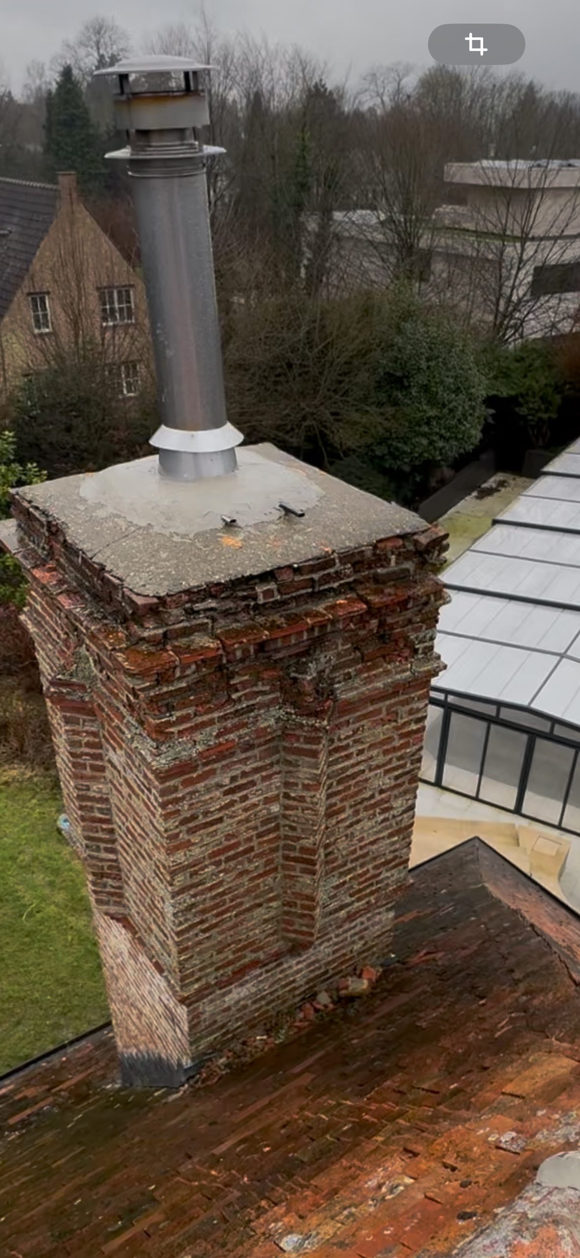 Souche de cheminée et solin, chantier mené par Les Couvreurs Belges