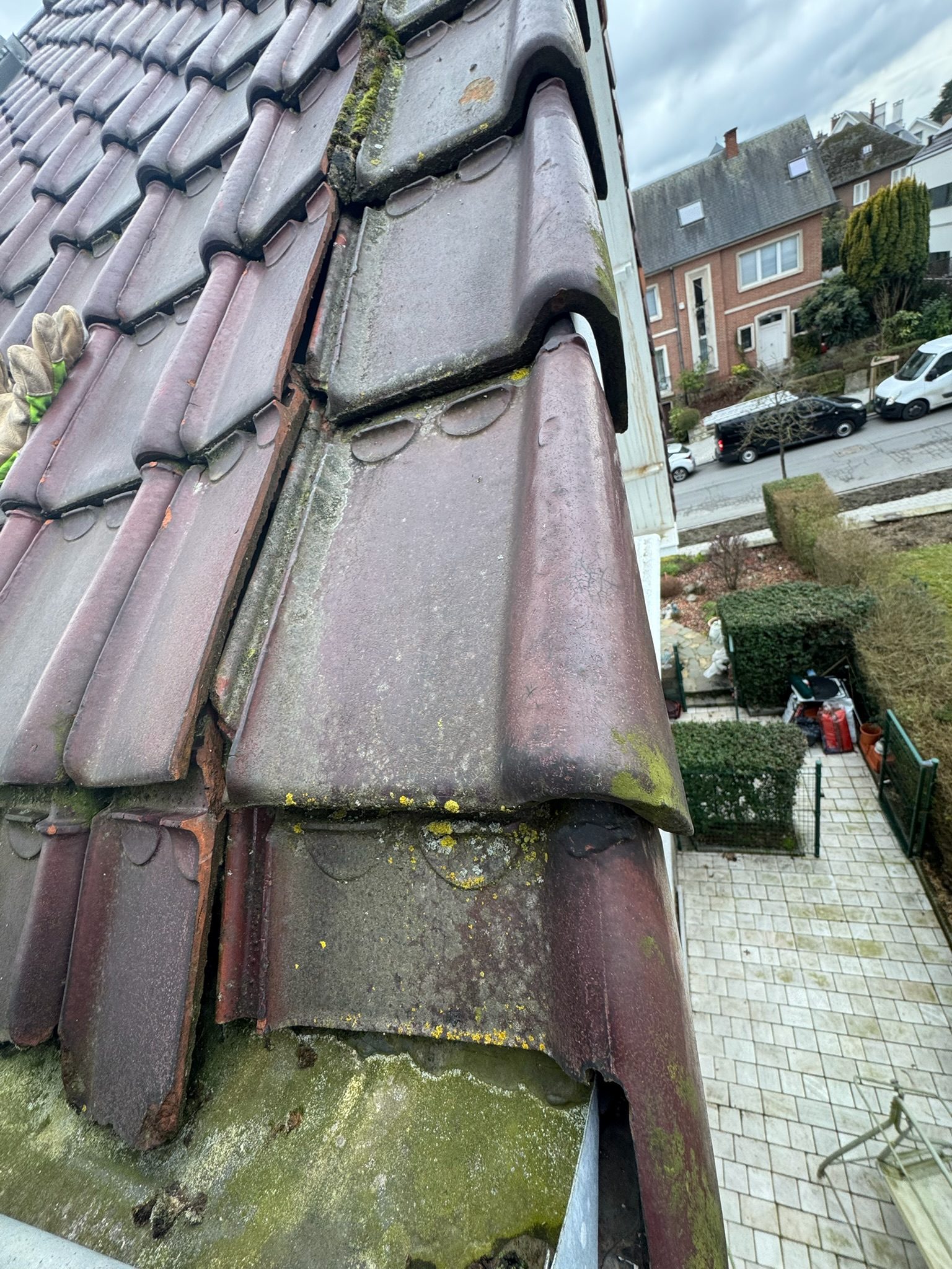 Couverture encrassée avant démoussage, chantier mené par Les Couvreurs Belges