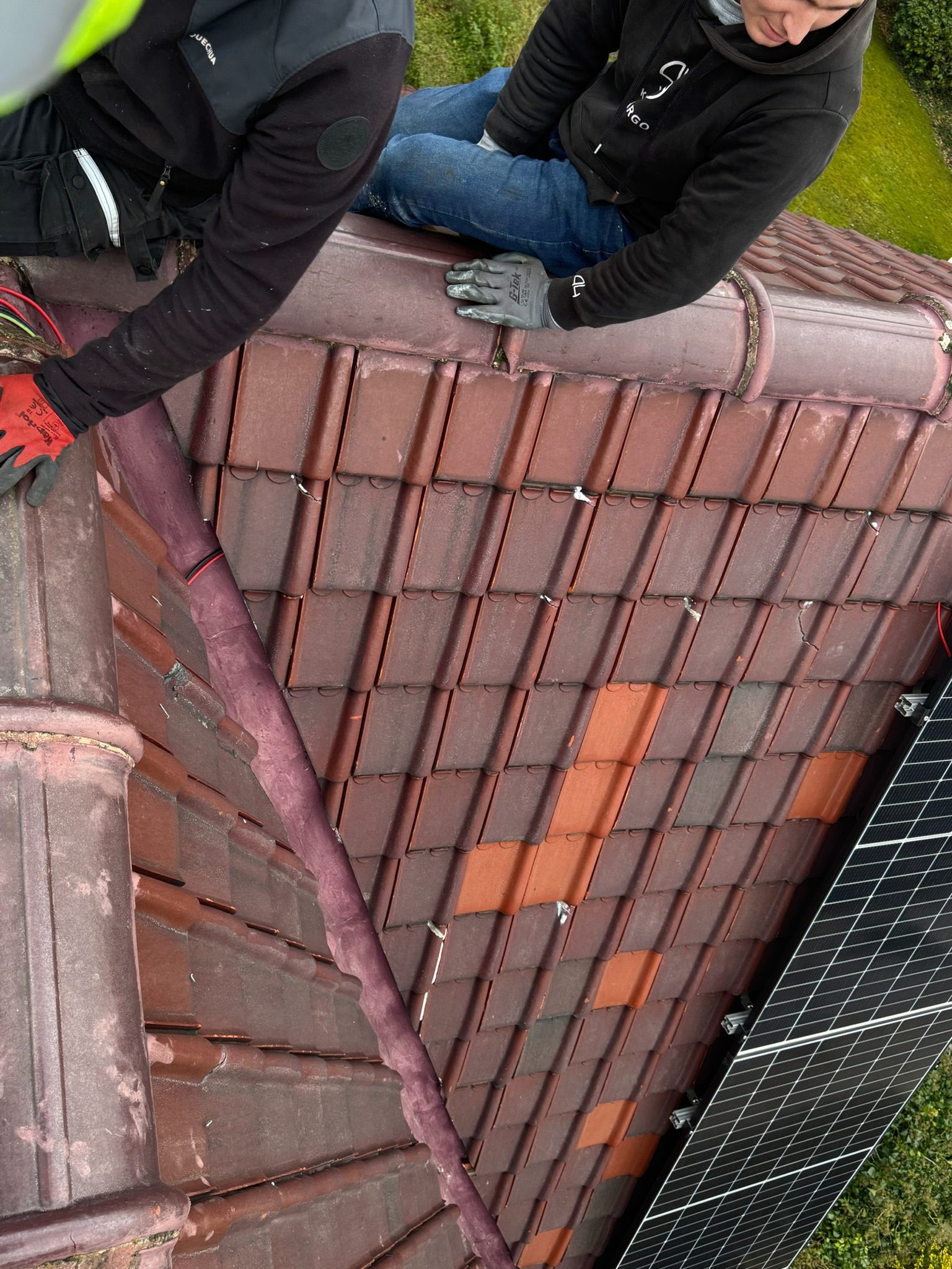 Panneaux solaires en toiture, chantier mené par Les Couvreurs Belges