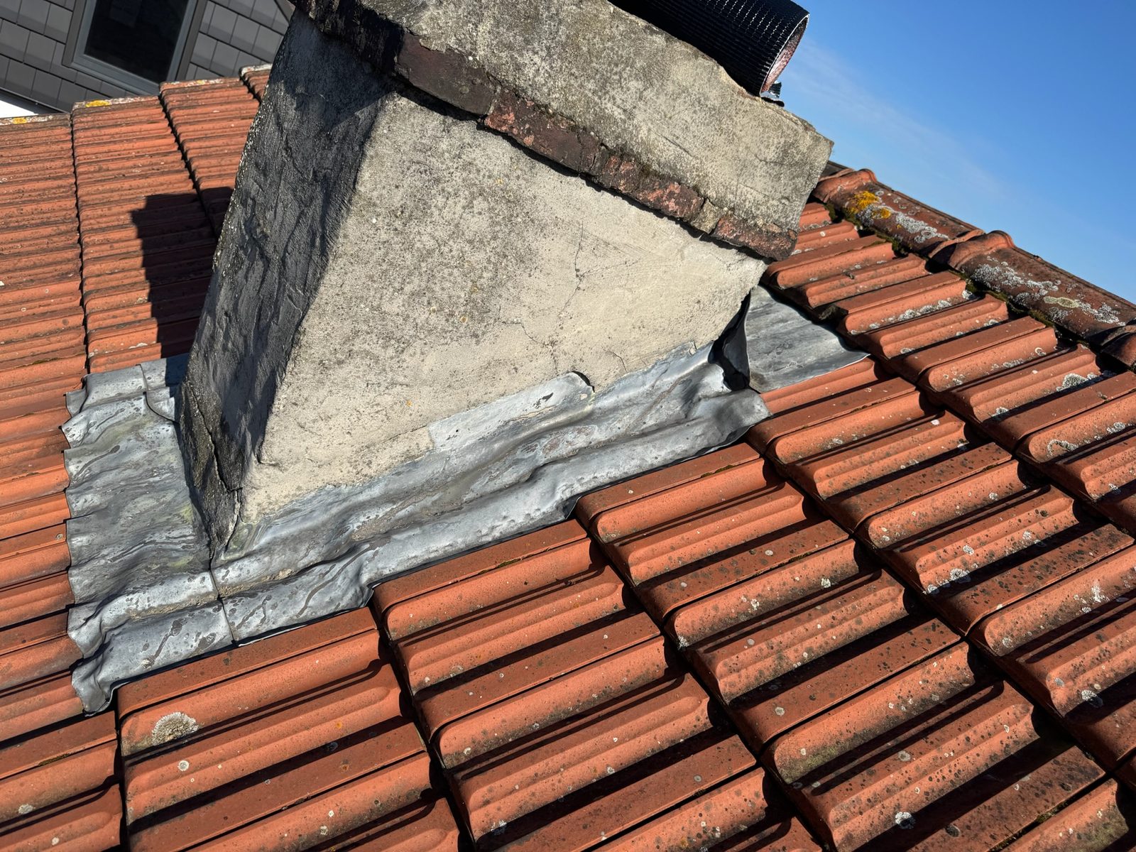 Souche de cheminée et solin, chantier mené par Les Couvreurs Belges