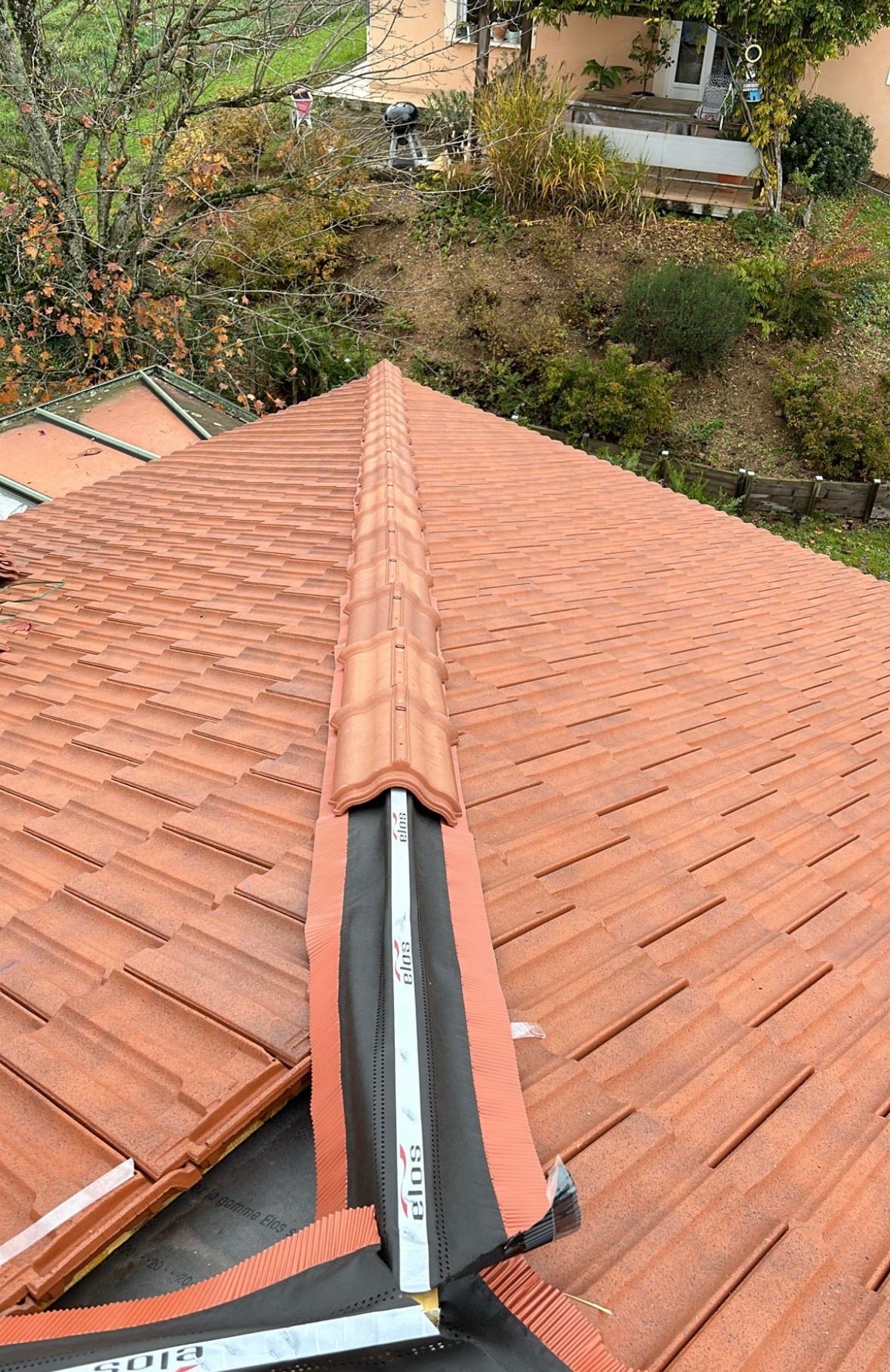 Arêtier fermé par un closoir ventilé, chantier mené par Les Couvreurs Belges