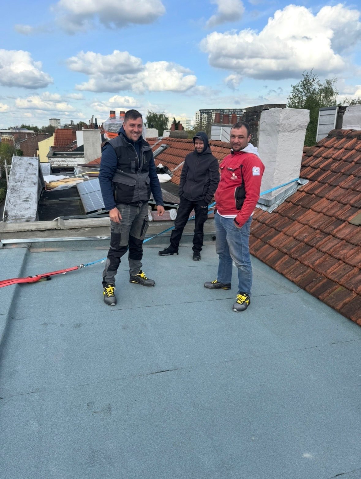 équipe sur le chantier, chantier mené par Les Couvreurs Belges