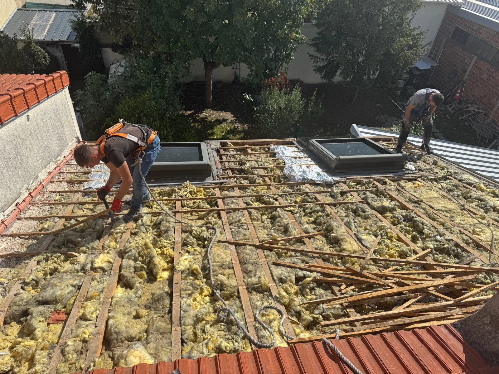 Charpente et voliges mises à nu, chantier mené par Les Couvreurs Belges
