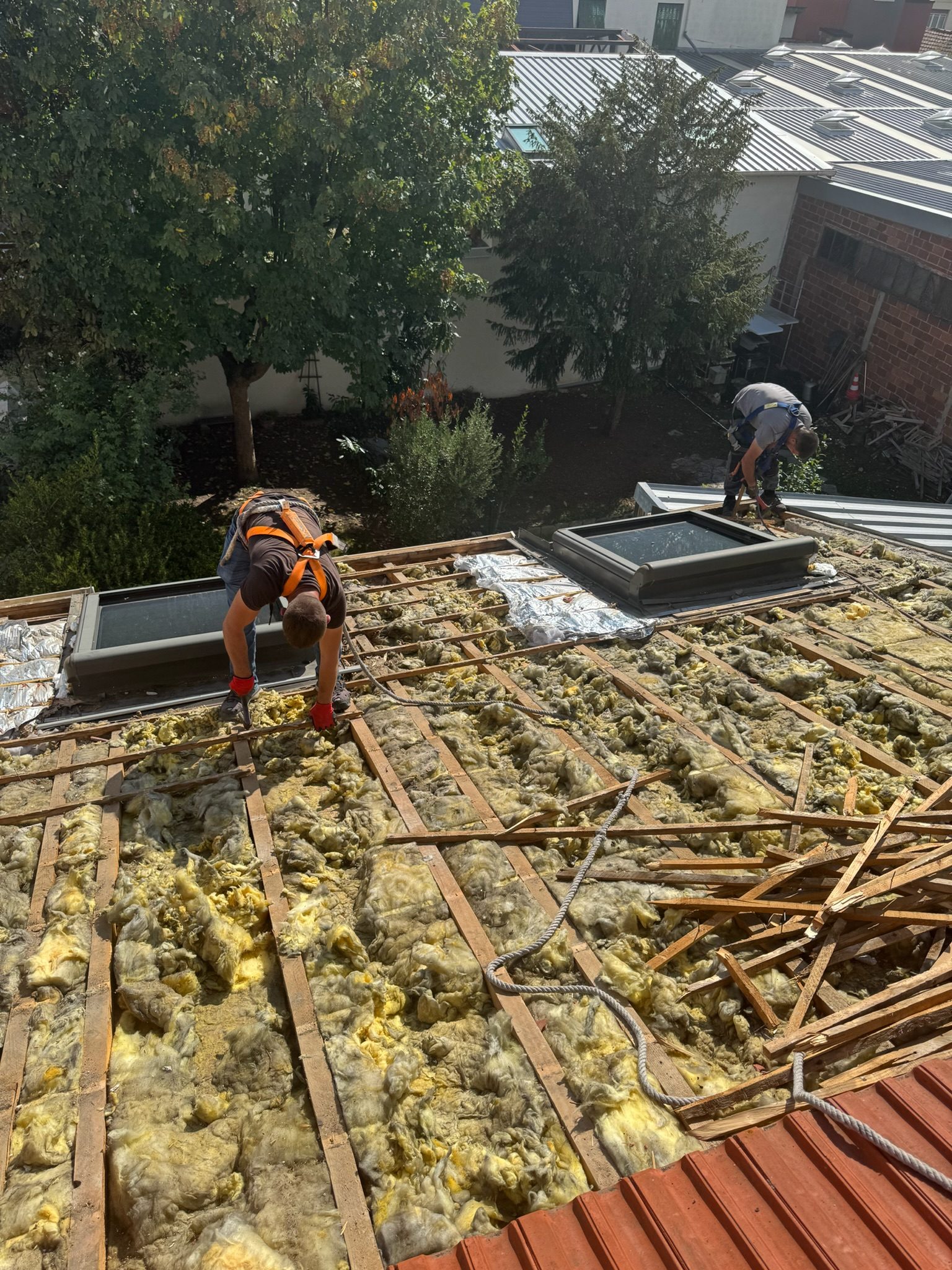 Charpente et voliges mises à nu, chantier mené par Les Couvreurs Belges