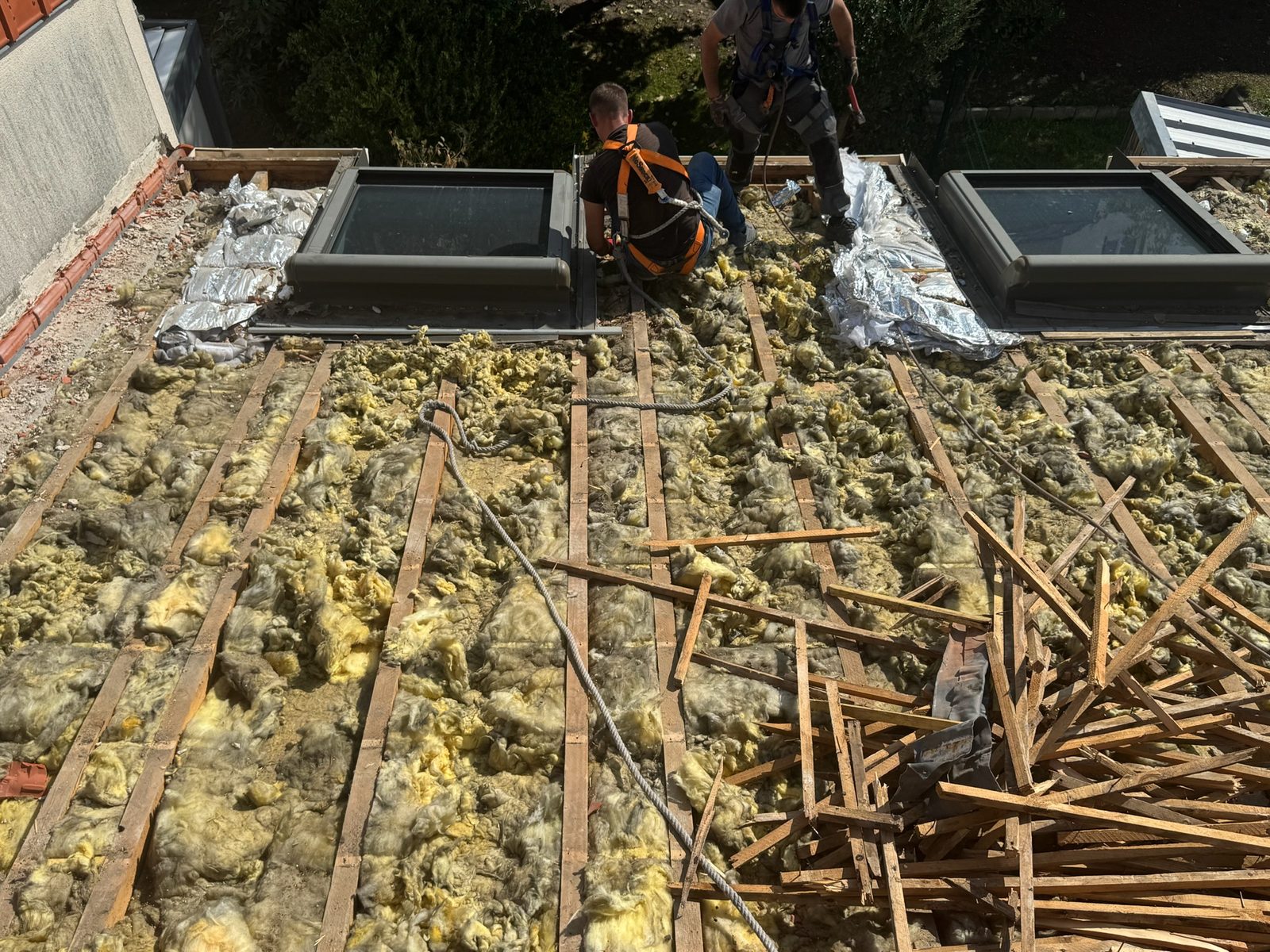Charpente et voliges mises à nu, chantier mené par Les Couvreurs Belges