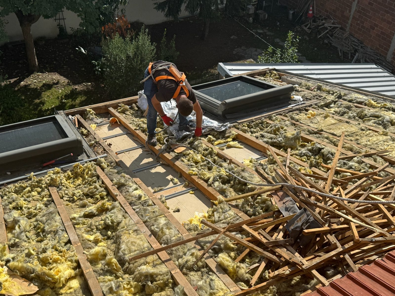 Charpente et voliges mises à nu, chantier mené par Les Couvreurs Belges