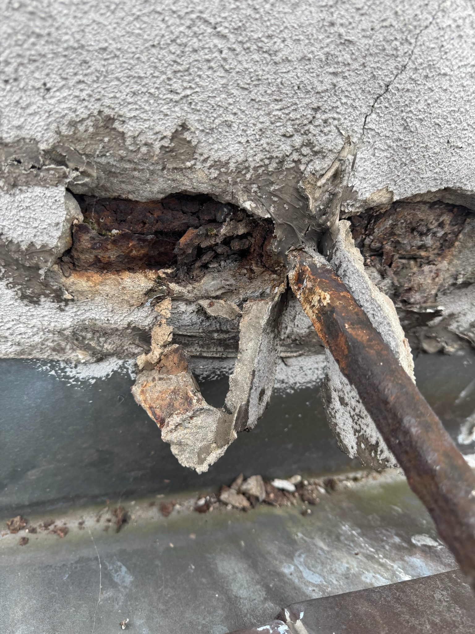 Charpente et voliges mises à nu, chantier mené par Les Couvreurs Belges