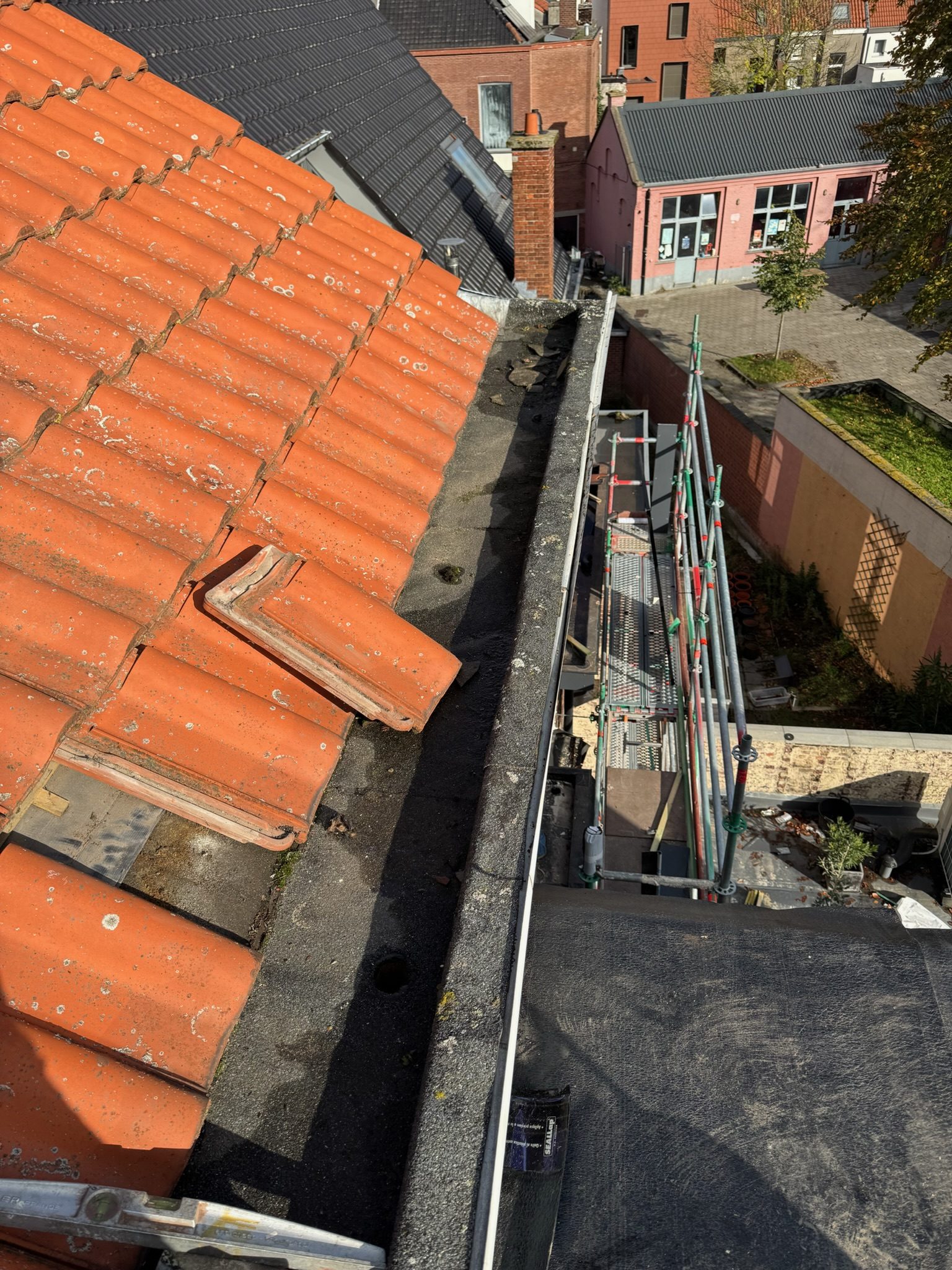 Gouttière, chéneau et noue en zinc, chantier mené par Les Couvreurs Belges