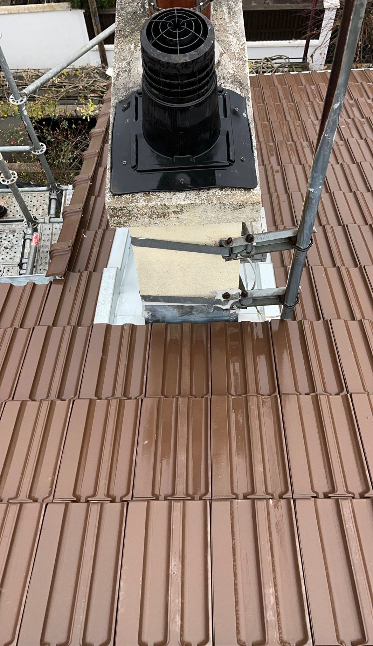 Souche de cheminée et solin, chantier mené par Les Couvreurs Belges