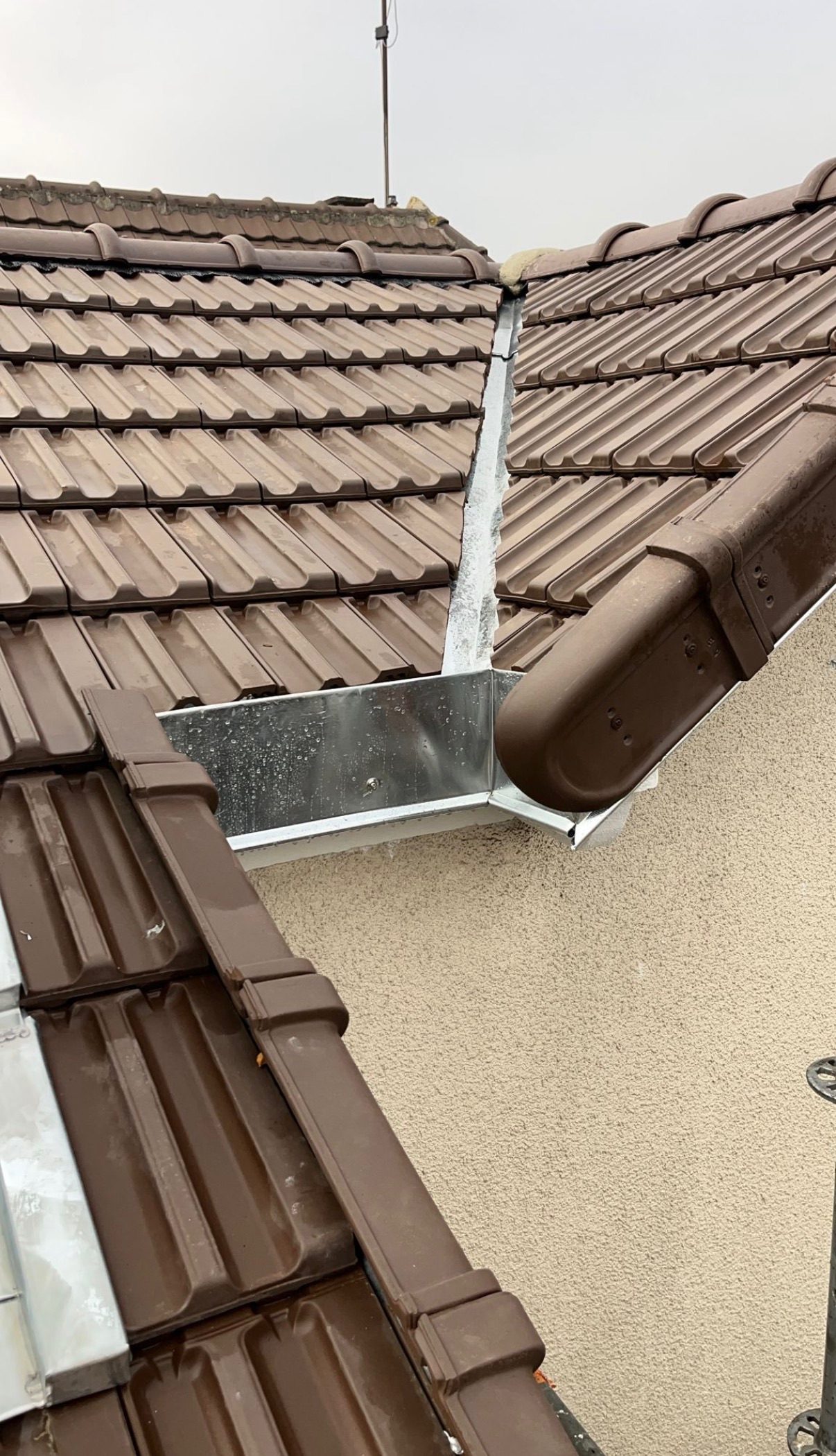 Souche de cheminée et solin, chantier mené par Les Couvreurs Belges