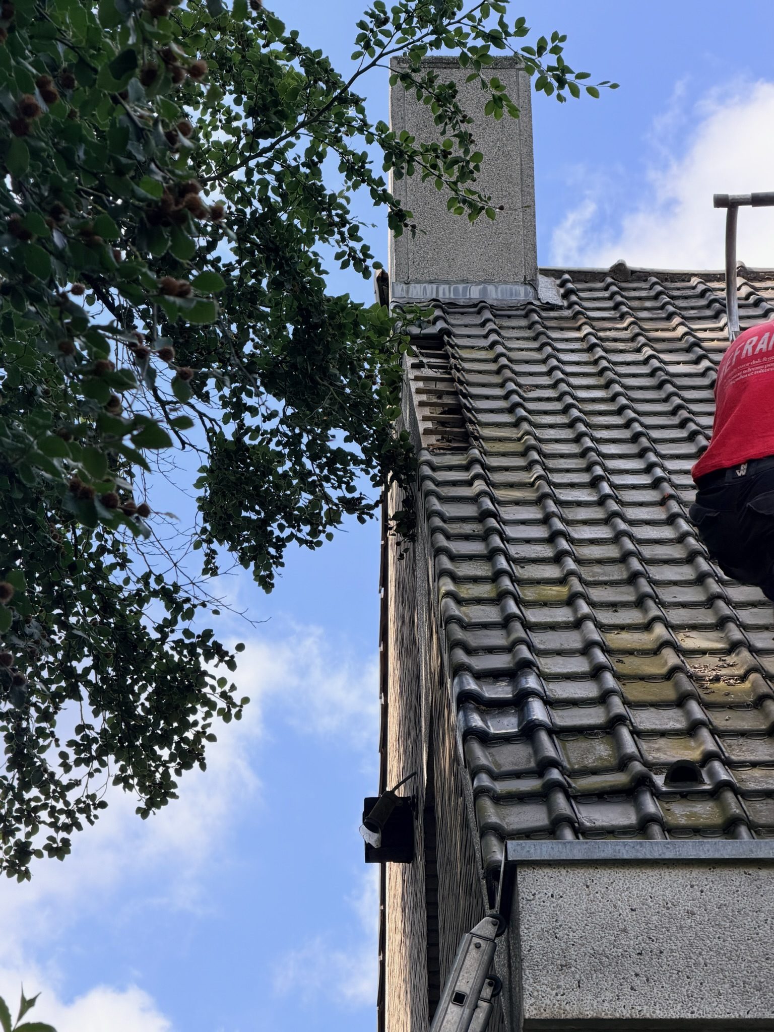 Souche de cheminée et solin, chantier mené par Les Couvreurs Belges
