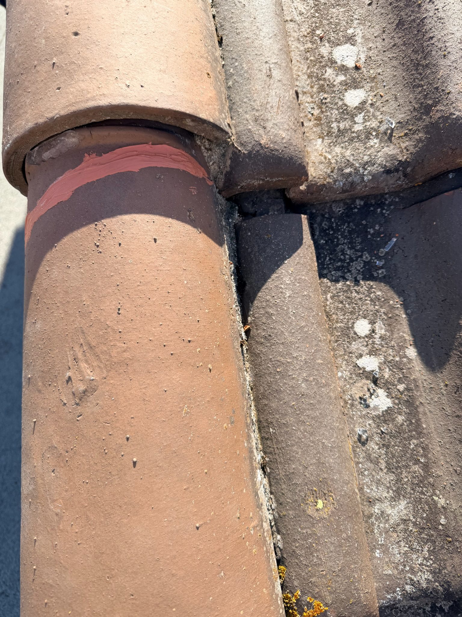Tuile cassée à remplacer, chantier mené par Les Couvreurs Belges