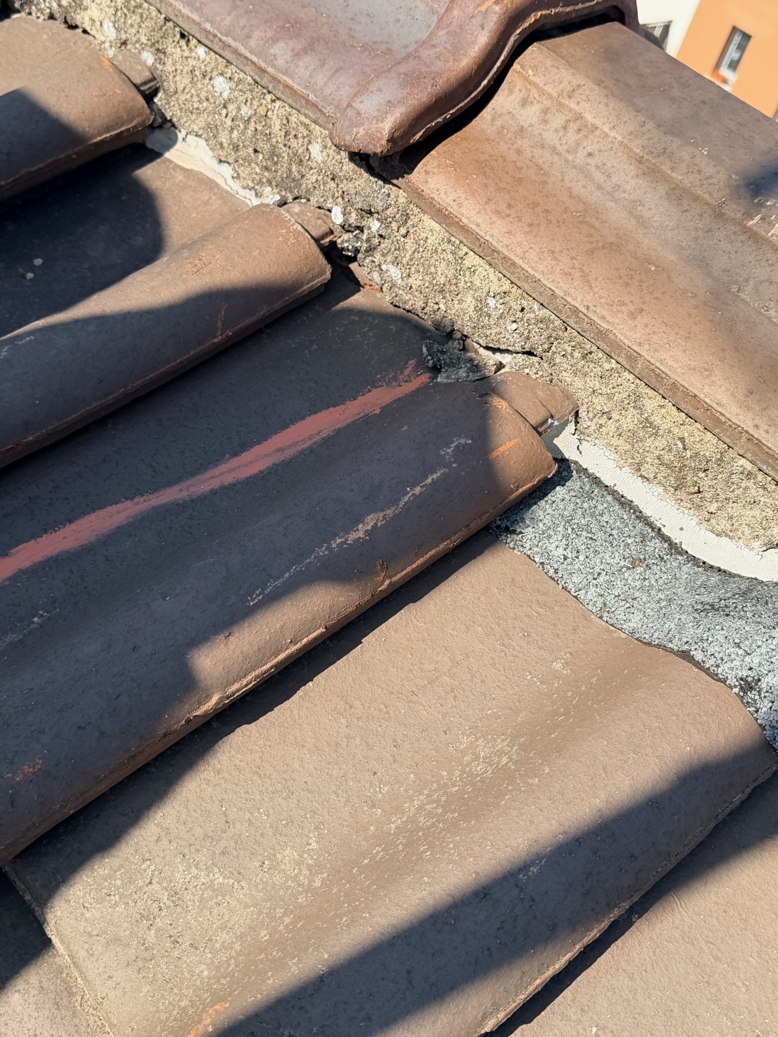 Tuile cassée à remplacer, chantier mené par Les Couvreurs Belges