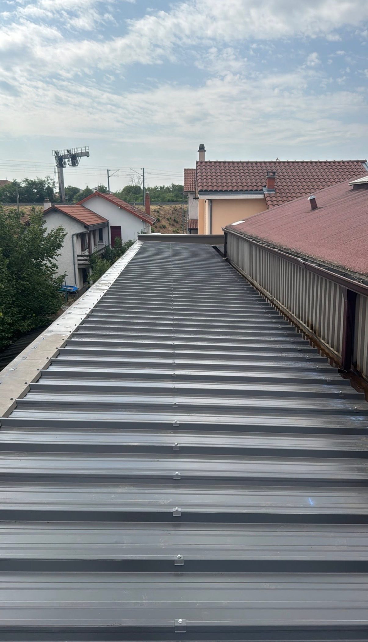 Couverture en zinc à joint debout, chantier mené par Les Couvreurs Belges