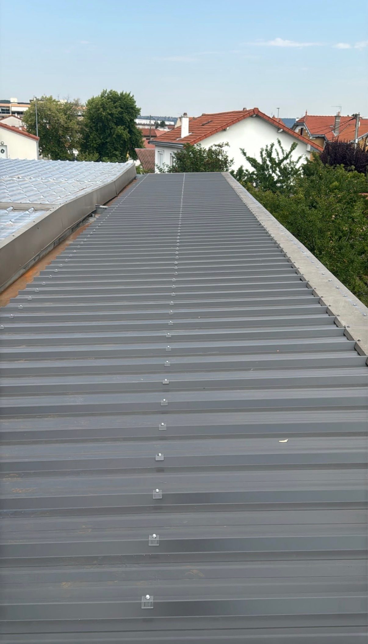 Couverture en zinc à joint debout, chantier mené par Les Couvreurs Belges