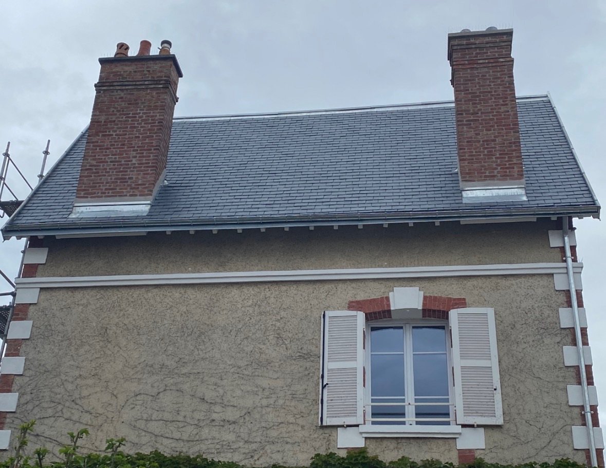 Couverture en ardoise et souches de cheminée, chantier mené par Les Couvreurs Belges