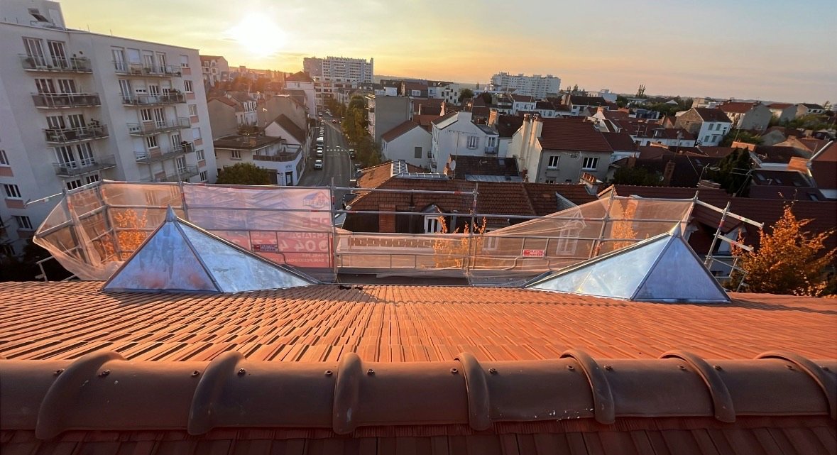 Couverture en tuile et verrières, chantier mené par Les Couvreurs Belges