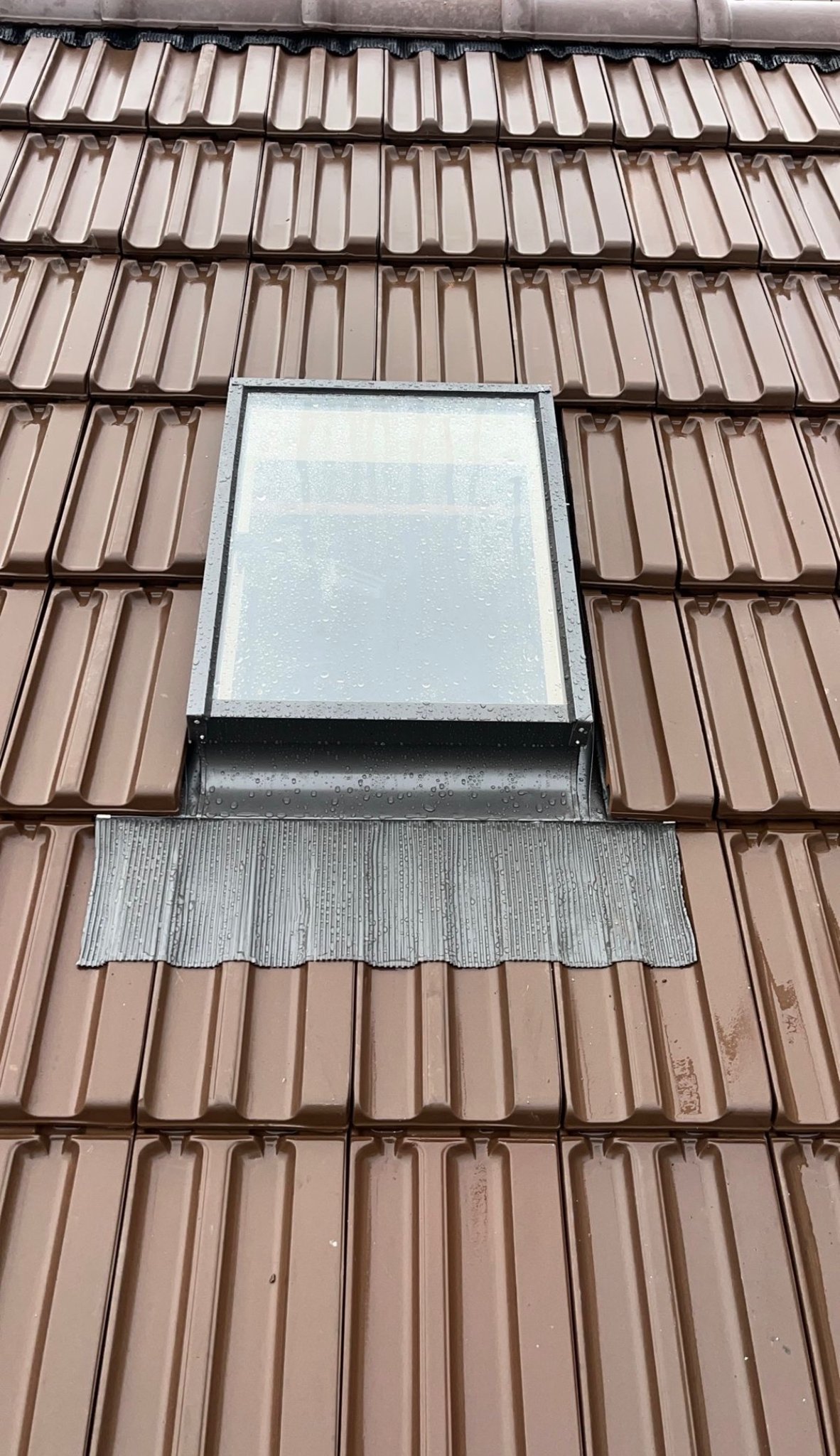 Fenêtre de toit dans une couverture en tuile, chantier mené par Les Couvreurs Belges
