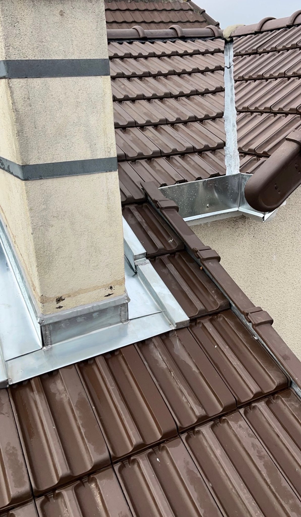 Solin de cheminée en zinc, chantier mené par Les Couvreurs Belges