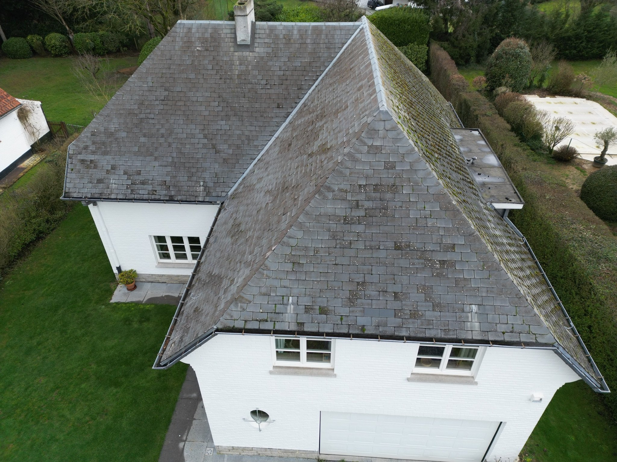 Toiture en ardoise à croupes, vue du ciel, chantier mené par Les Couvreurs Belges