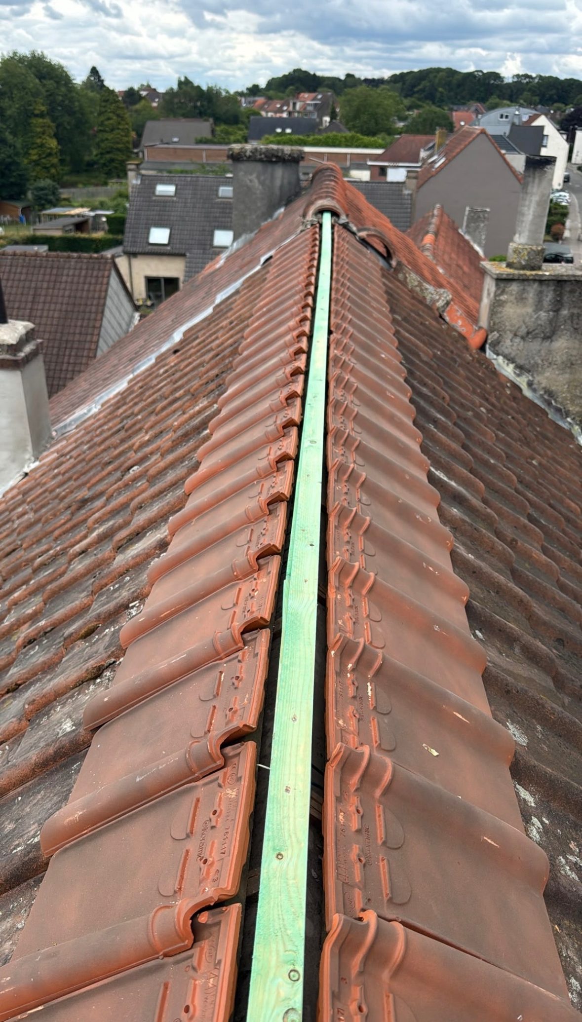 Faîtage en cours de pose sur son liteau, chantier mené par Les Couvreurs Belges