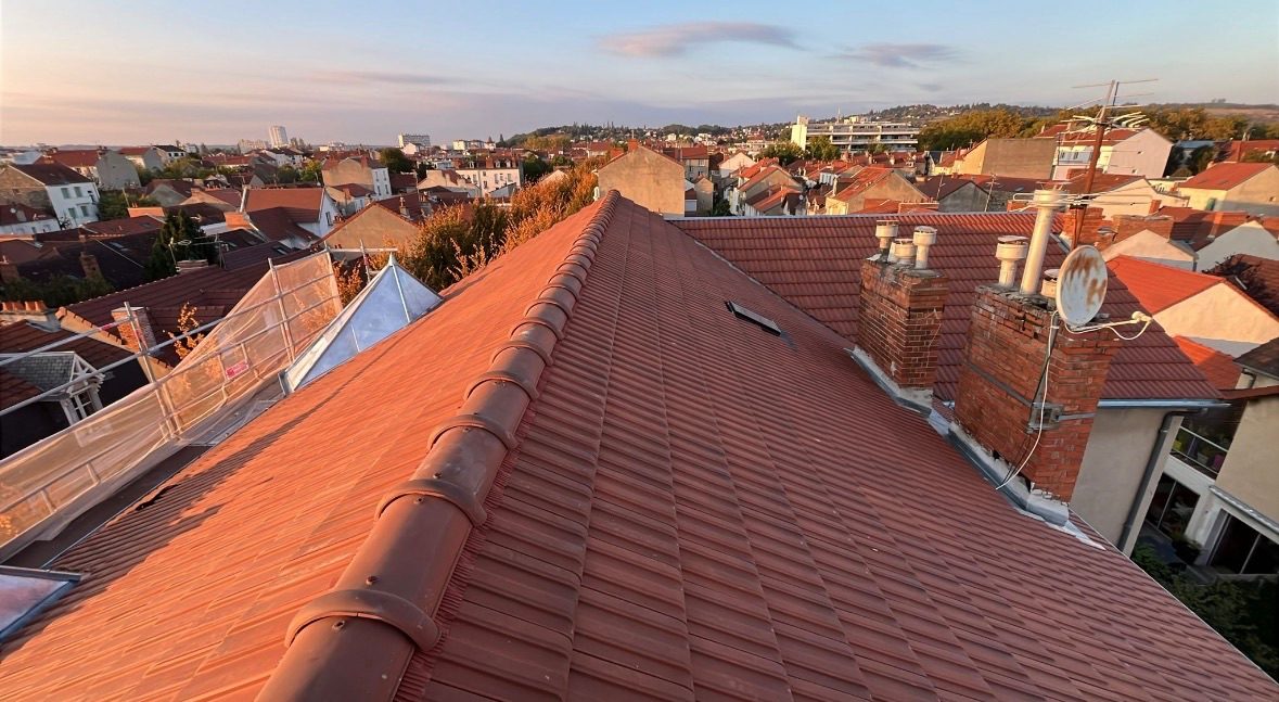 Toiture en tuile vue depuis le faîtage, chantier mené par Les Couvreurs Belges