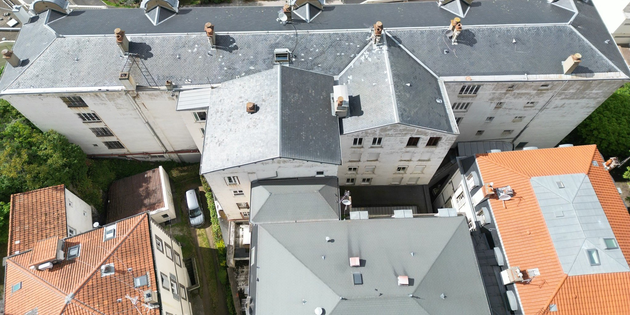 Toitures en ardoise vues du ciel, chantier mené par Les Couvreurs Belges